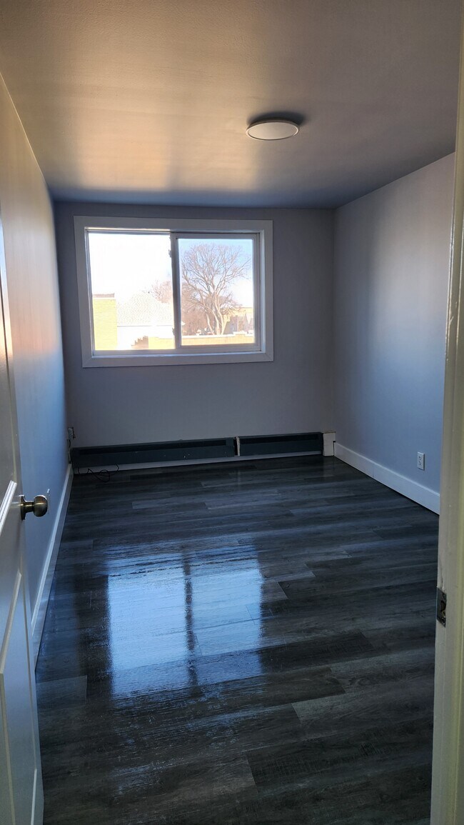 Building Photo - 570 Ellice Ave