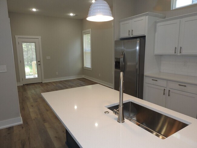 Building Photo - Newer 4  Bedroom 4.5 Bathroom Home Now Pre...