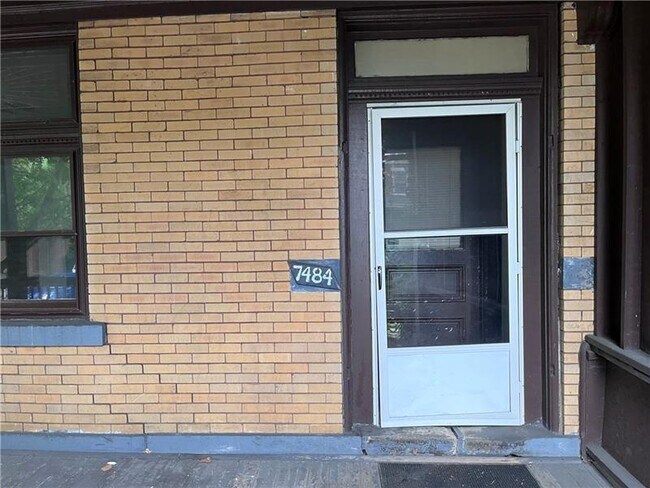 Foto del edificio - 7484 McClure Ave