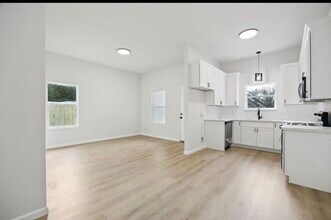 Building Photo - 422 New Hampshire St
