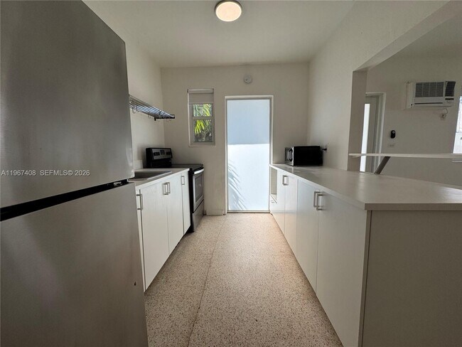 Foto del edificio - 1385 NE 105th St