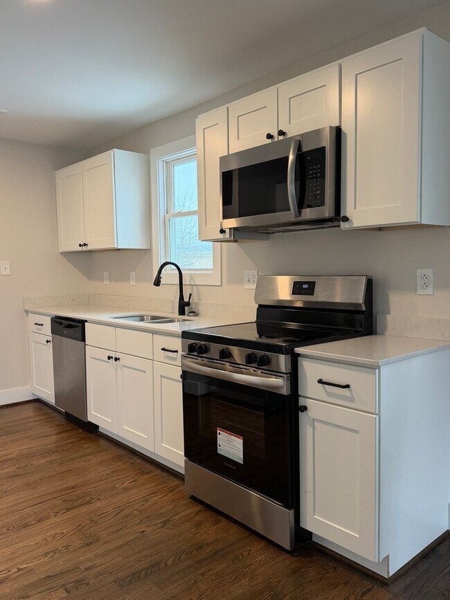 Foto del edificio - 2 Bed 1 Bath home with large backyard