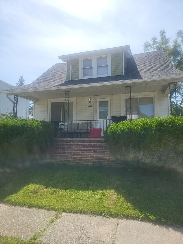 24577 Tuscany Ave Unit 2, Eastpointe, MI 48021 Room for Rent in