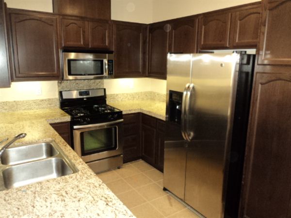 Building Photo - 17871 Shady View Dr