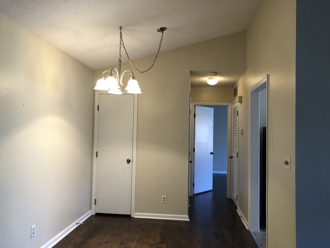Building Photo - 2923 Oaktop Cir