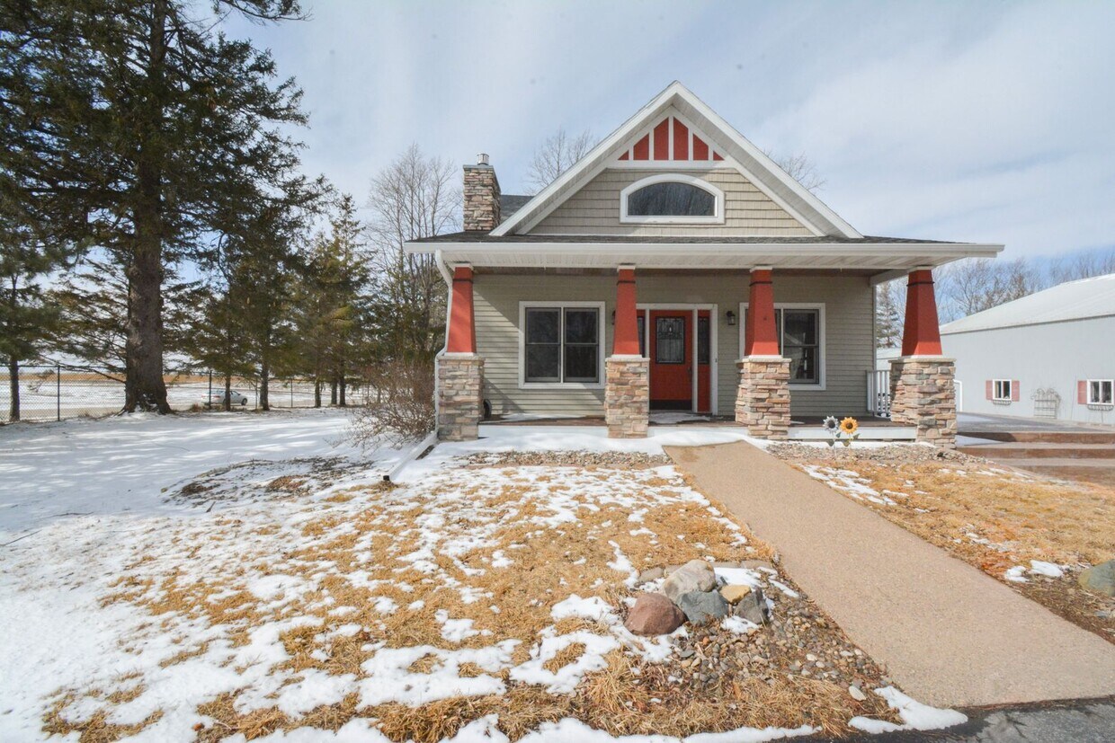 Foto principal - ALL UTILITIES PAID-NO LAWN CARE 4-Bedroom Home with Spacious Master Suite & Country Charm