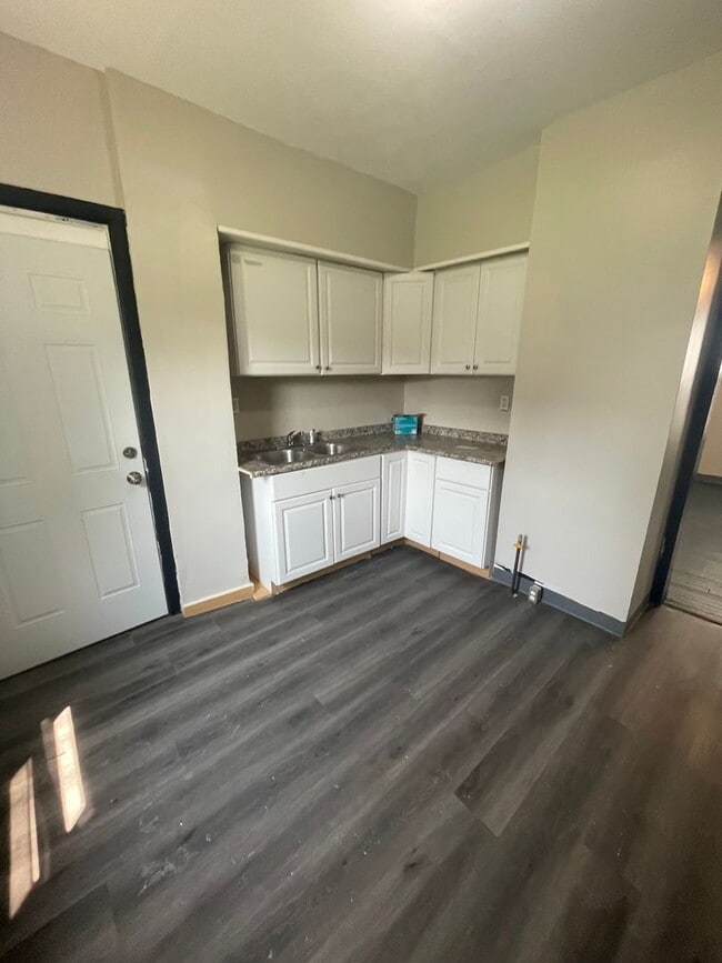 Building Photo - Section 8 Accepted! Spacious Newly Renovat...