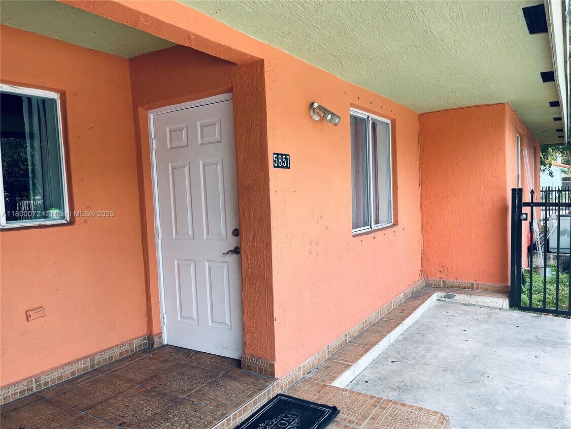 Foto principal - 5857 NW 13th Ave