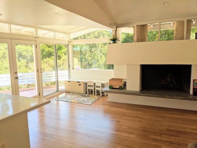 Foto del edificio - 1200 N Topanga Canyon Blvd