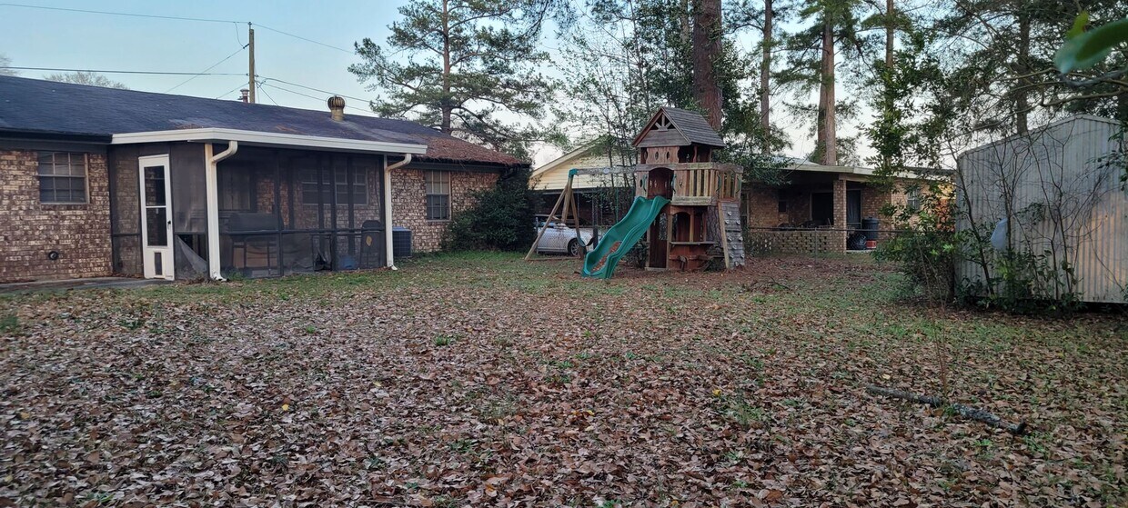 Building Photo - 3 BEDROOMS 1.5 BATH