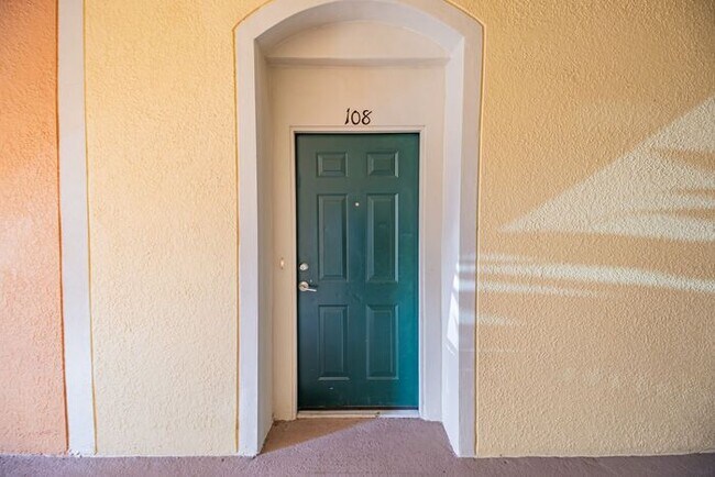 Building Photo - Spacious 3/2 Condo with a Screened Patio i...