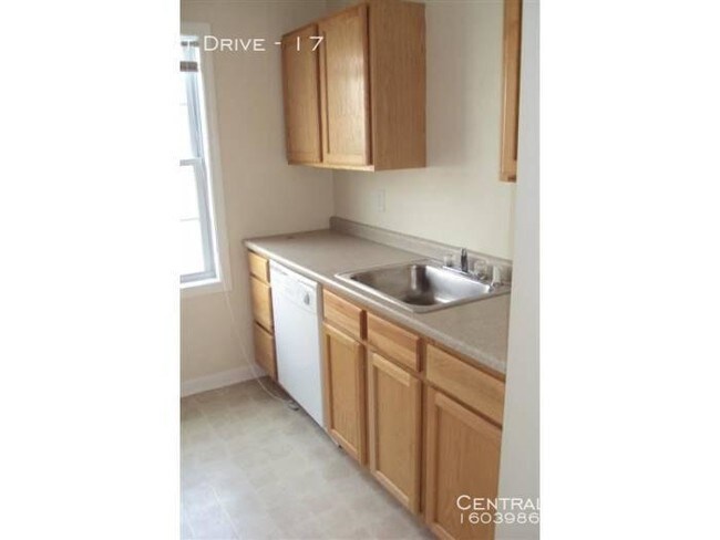 Building Photo - 2 Bedroom/ H/HW included ! Available Now !