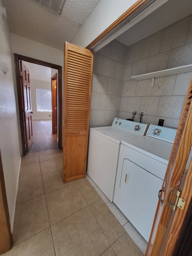 Foto del edificio - 4843 Woodlake Ave