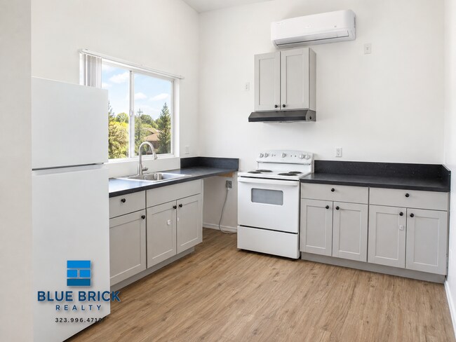 Building Photo - 13441 Vanowen St