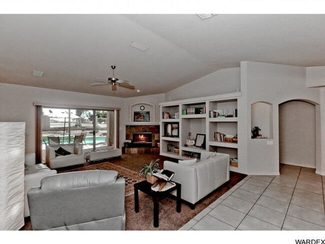Building Photo - Long Term - Unfurnished- Beautiful Golf Course Pool Home!!