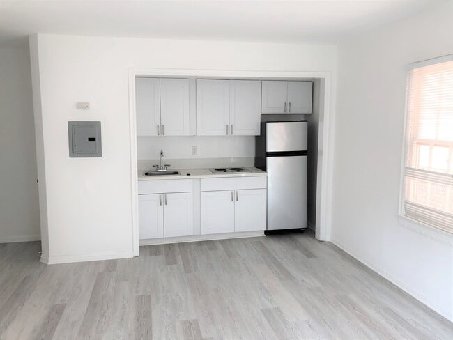 Building Photo - 615 S Cochran Ave