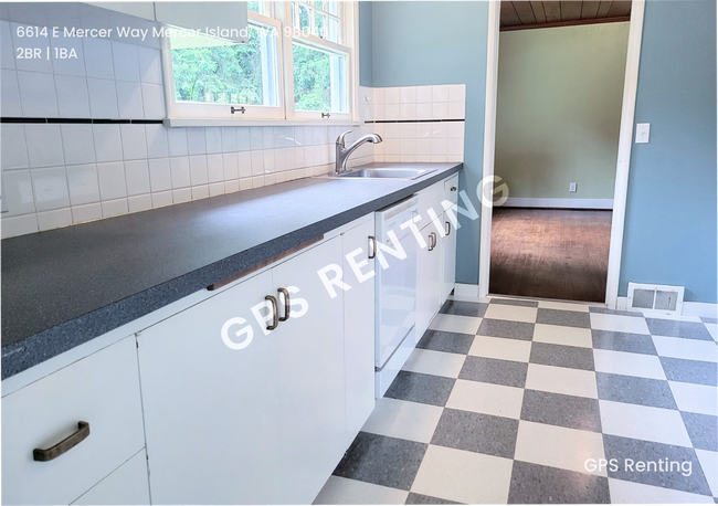 Building Photo - Rare Mercer Island Retreat – Available Now!