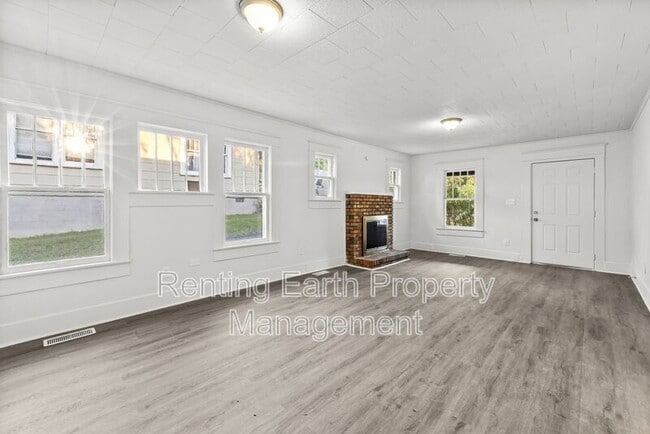 Building Photo - 1736 Mountain Dr