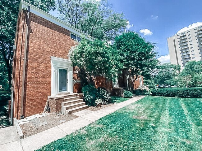 Foto del edificio - Gorgeous End Unit Madison Model Nestled In...