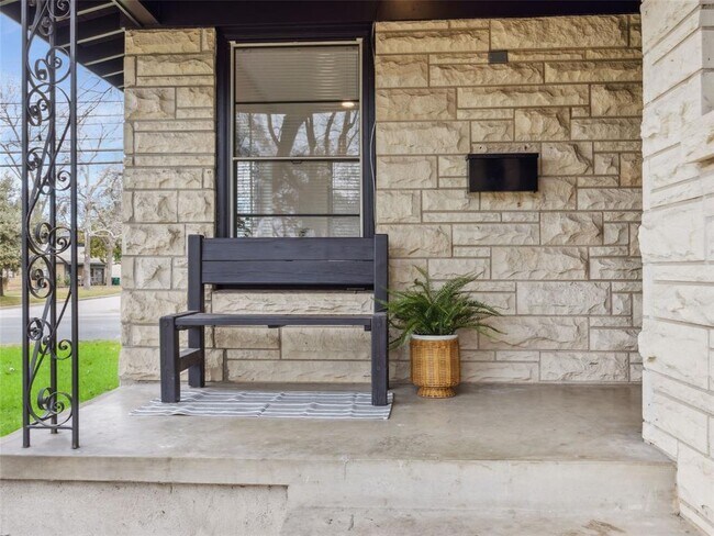 Foto del edificio - 5807 Shoalwood Ave