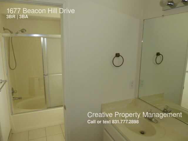 Building Photo - 1677 Beacon Hill Dr