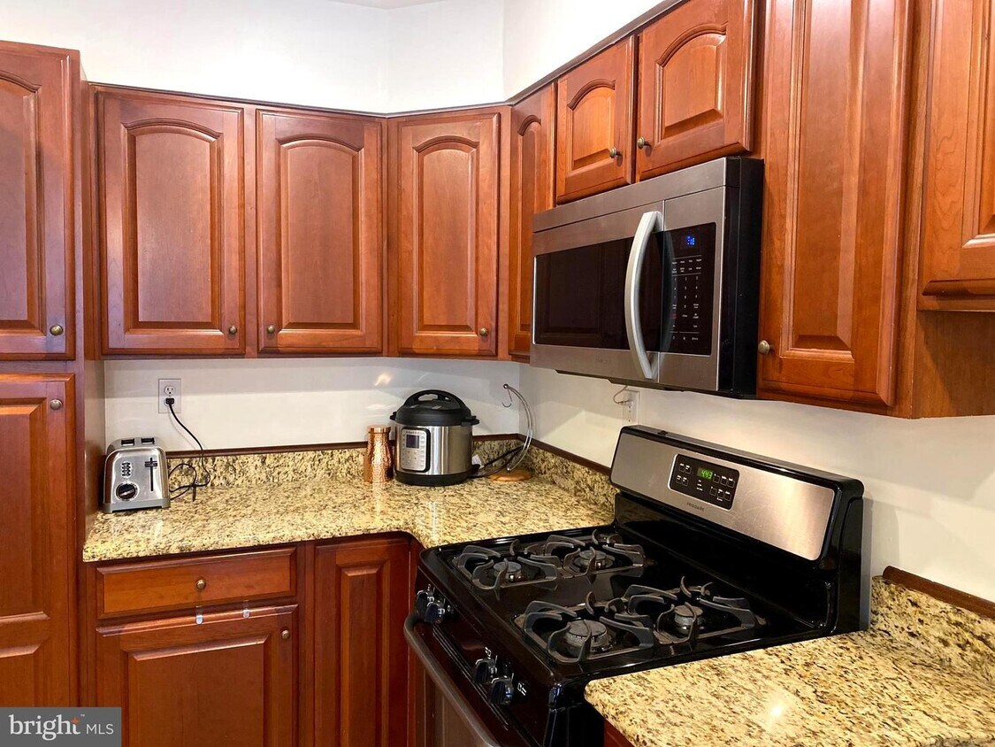 Primary Photo - 6 Pin Oak Ct