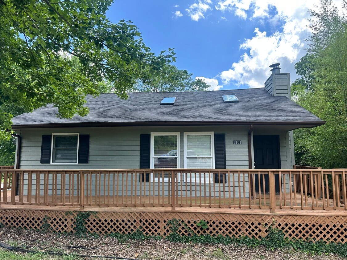 Foto principal - 4 Bedroom 2 Bath Single Family Home