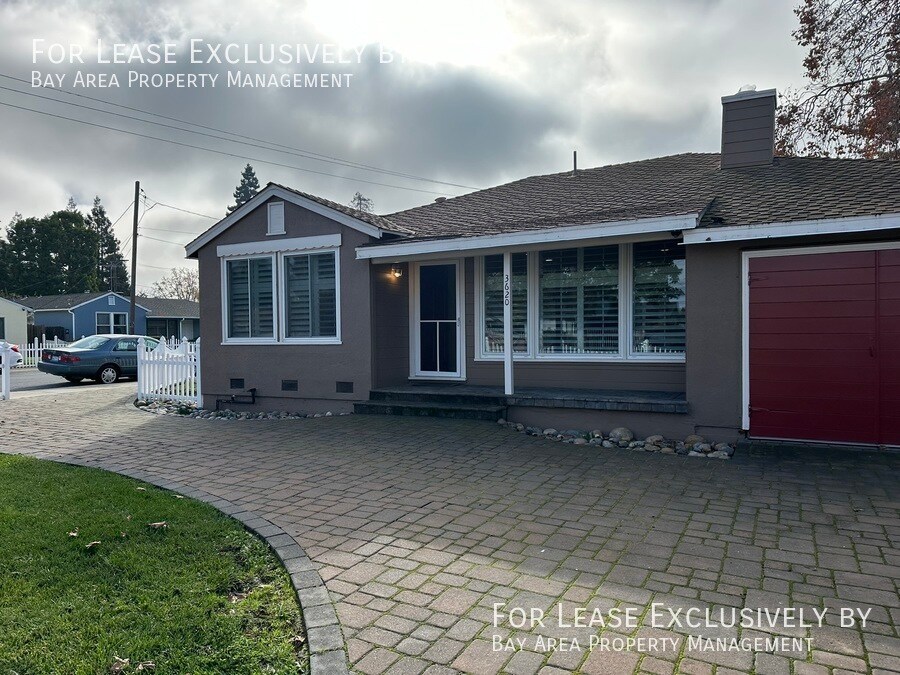 Primary Photo - Lovely, updated 3BR/2BA SFH - big detached...