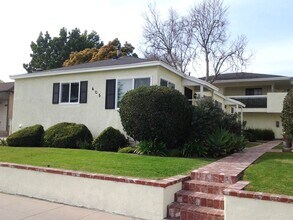 Building Photo - Adorable studio in desirable Burbank area!