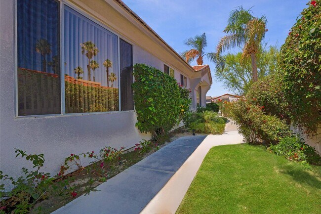 Building Photo - 425 Desert Holly Dr
