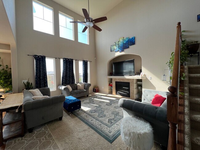Building Photo - 4 Bedroom Home close to Peterson SFB