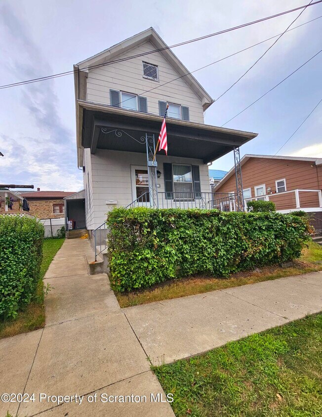Primary Photo - 710 River St