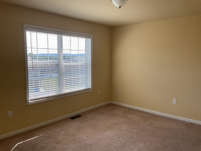 Building Photo - 794 Gregs Dr