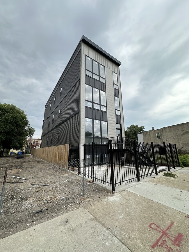 Building Photo - 2740 W Jackson Blvd