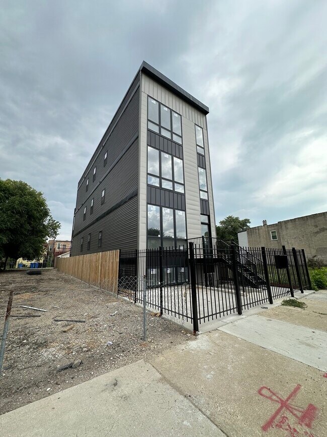 Foto del edificio - 2740 W Jackson Blvd