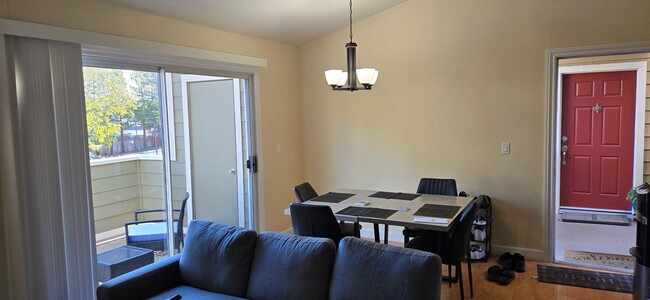 Building Photo - Spacious 1 bedroom condo in gated community!