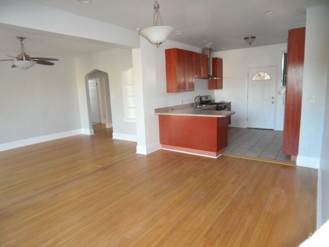 Building Photo - 1527 W Farwell Ave