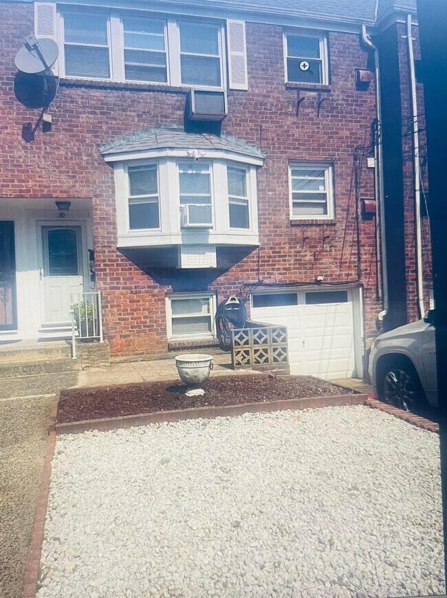 Building Photo - 30 Briarwood Rd