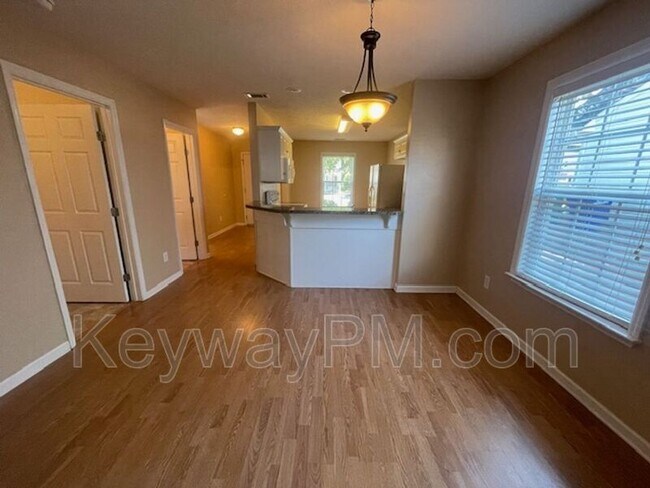 Building Photo - 208 Satomi Way