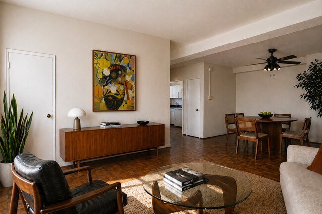 Extra Large 1BR / Living Area - The Sheraton
