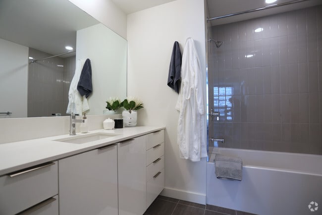 2BR, 2BA-910 SF - AVEN