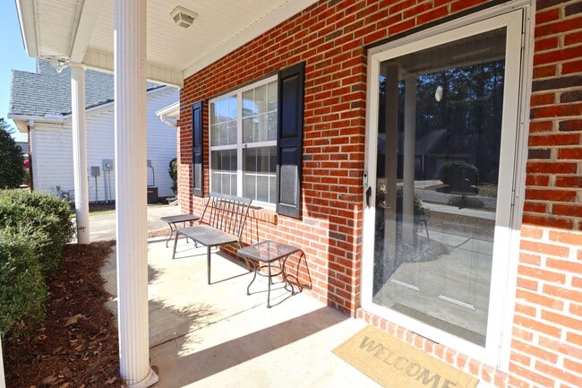 Building Photo - Fabulous 3 Bedroom home in highly desired community with a lake, pool, and clubhouse! Available M...