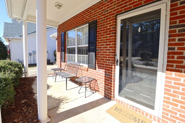 Foto del edificio - Fabulous 3 Bedroom home in highly desired community with a lake, pool, and clubhouse! Available M...