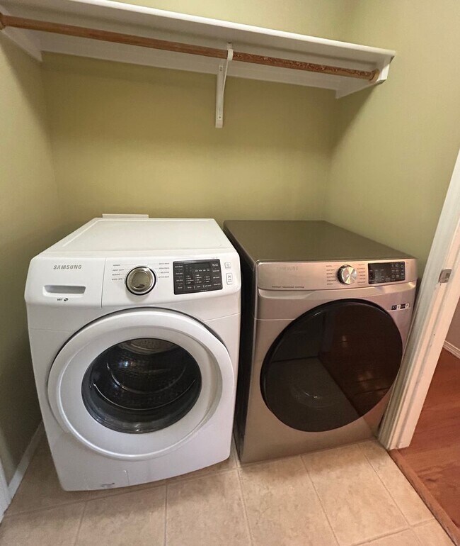 Foto del edificio - 115 Cassidy Dr E