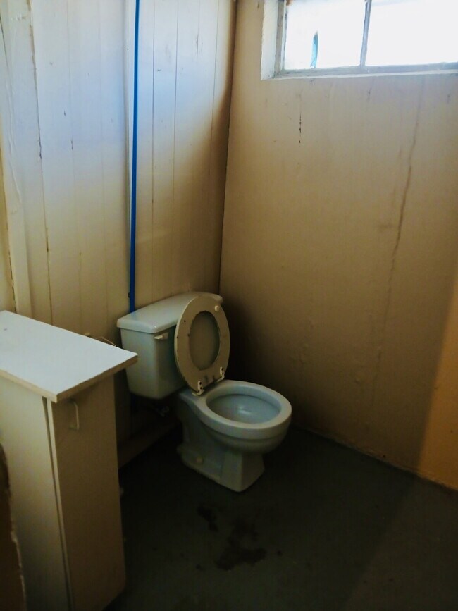 Building Photo - 21465 Syracuse Ave