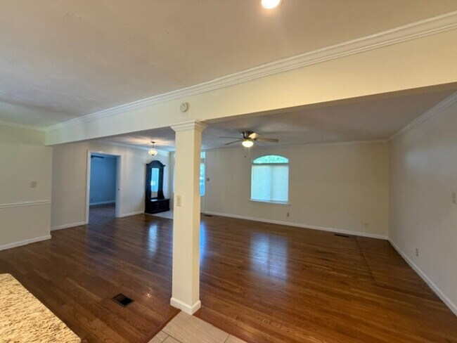 Foto del edificio - Beautiful 3 Bedroom 2 Bath with fenced in backyard