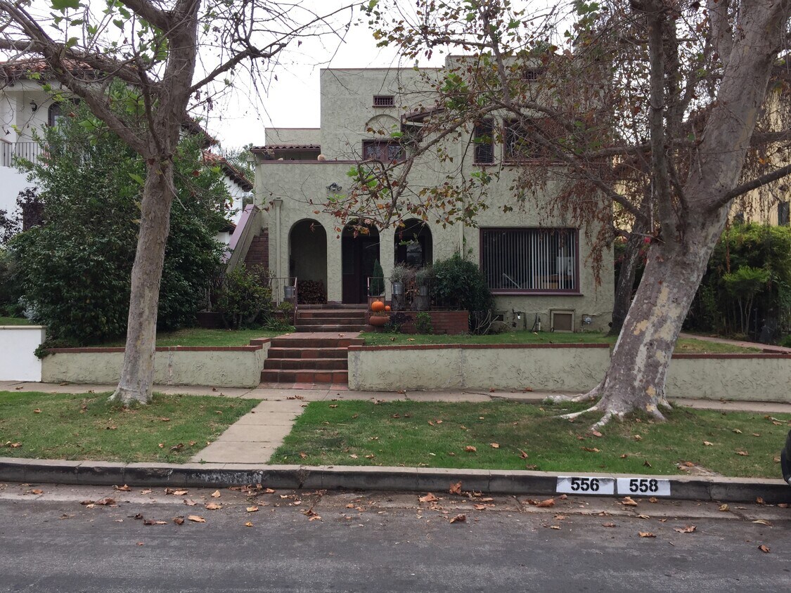 building - 558 Radcliffe Ave
