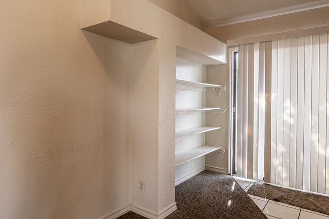 Building Photo - Miller Dr 212-214