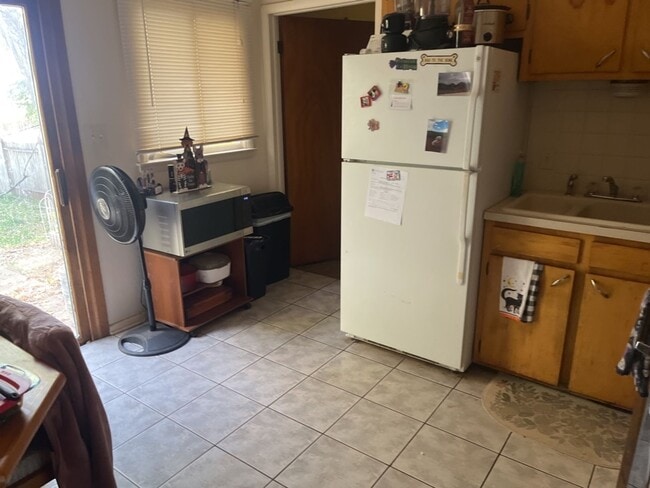 Building Photo - 526 N Frey Ave