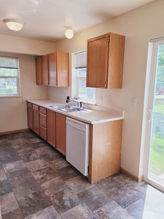 Foto del edificio - Bright & Convenient Townhouse Living!